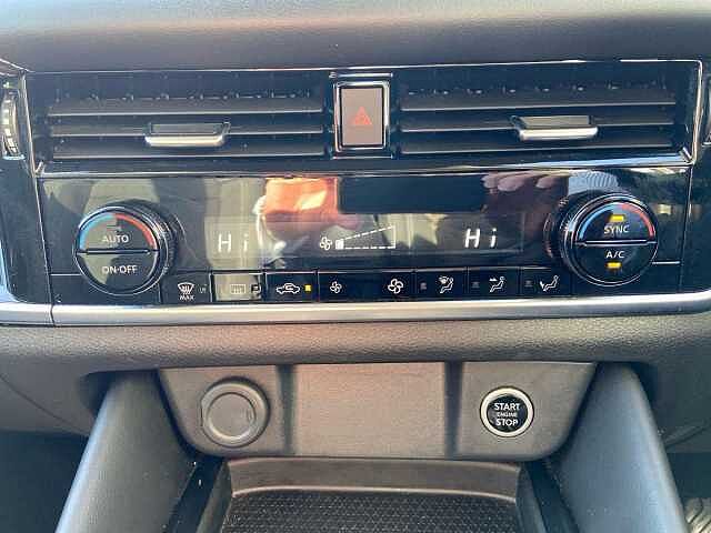 Nissan QASHQAI 1.3 DiG-T MH 158 N-Connecta 5dr Xtronic